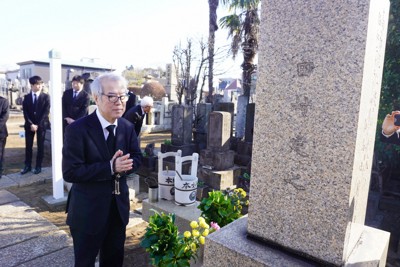 本因坊秀哉の墓前で手を合わせる本因坊秀芳（石田芳夫九段）＝東京都豊島区の本妙寺で2026年1月18日、武内亮撮影