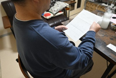 財布の中身を確認されたことについて話す男性＝2025年11月27日午後2時9分、渋谷雅也撮影