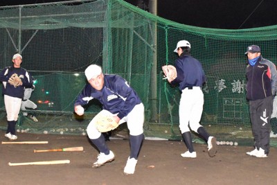 佐藤純二監督（右端）が見守る中、練習に取り組む名取北の選手たち＝宮城県名取市で2025年12月16日、武藤佳正撮影