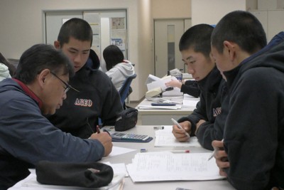 簿記の補習に参加する上尾の野球部員たち＝埼玉県上尾市で2025年12月21日、高橋広之撮影