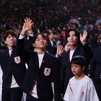 日本選手団の壮行会で入場する(左から)佐藤駿、鍵山優真、三浦佳生＝千葉県船橋市のららアリーナ東京ベイで2026年1月18日、猪飼健史撮影