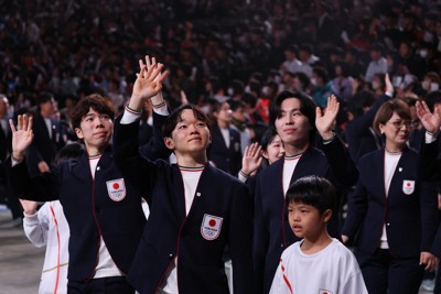 日本選手団の壮行会で入場する(左から)佐藤駿、鍵山優真、三浦佳生＝千葉県船橋市のららアリーナ東京ベイで2026年1月18日、猪飼健史撮影