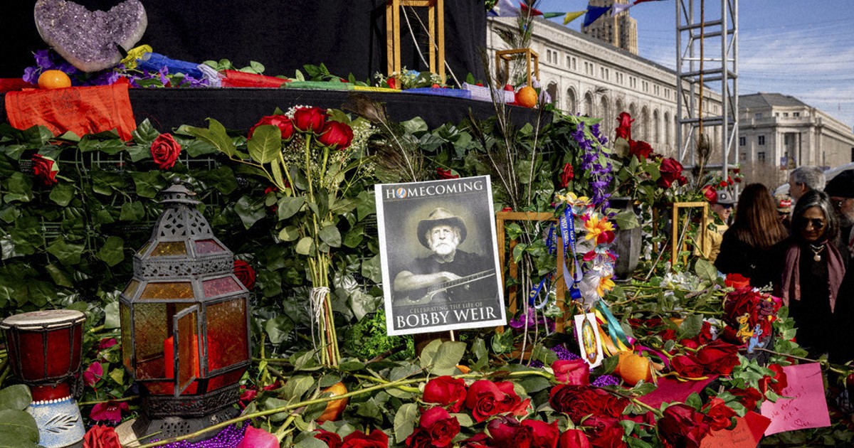 Thousands of fans celebrate life of legendary Grateful Dead guitarist Bob Weir in San Francisco