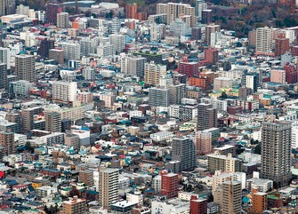 不動産を活用した相続税対策は見直しを迫られている=Bloomberg