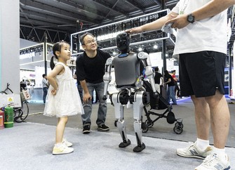 世界人工知能大会(WAIC)2025に出展した人型ロボット=上海市で2025年7月、Bloomberg