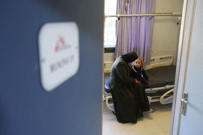 国際NGO「国境なき医師団」が運営する診療所＝ガザ地区で2025年12月、ロイター