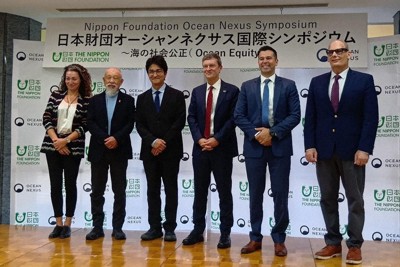 太田義孝・米ロードアイランド大教授（左から3人目）ら国際研究チーム＝東京都港区の日本財団で2025年12月11日、田中泰義撮影
