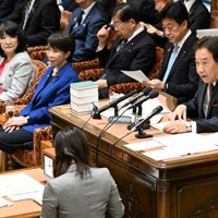 衆院予算委員会で議事を進行する枝野幸男予算委員長（右）。左から片山さつき財務相、高市早苗首相＝国会内で2025年11月7日午前9時、平田明浩撮影
