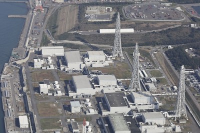 東京電力柏崎刈羽原発の（手前から）1、2、3、4号機と（間を空けて）7、6、5号機＝新潟県柏崎市、刈羽村で2025年11月7日午前10時24分、本社機「希望」から