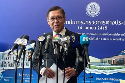 記者団の質問に答えるタイのシーハサック外相＝バンコクで2026年1月15日、武内彩撮影