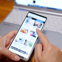 スキマバイトはスマホのアプリから気軽に応募できる＝神奈川県で2025年5月29日、杉田寿子撮影