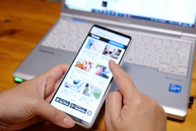 スキマバイトはスマホのアプリから気軽に応募できる＝神奈川県で2025年5月29日、杉田寿子撮影