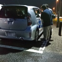 道の駅で車上生活者と思われる人に声を掛けるNPO法人「POPOLO」のスタッフ＝POPOLO提供（画像の一部を加工しています）