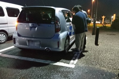 道の駅で車上生活者と思われる人に声を掛けるNPO法人「POPOLO」のスタッフ＝POPOLO提供（画像の一部を加工しています）