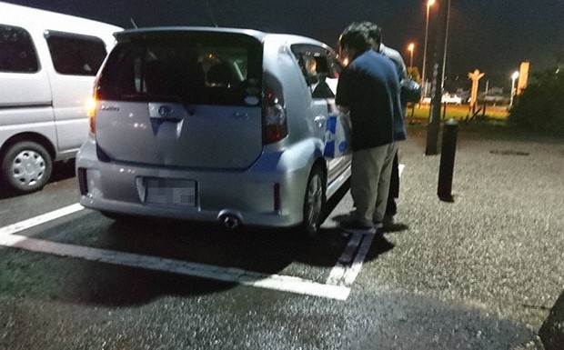 道の駅で車上生活者と思われる人に声を掛けるNPO法人「POPOLO」のスタッフ＝POPOLO提供（画像の一部を加工しています）