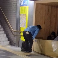 地下街などを見回り、路上生活者に体調などを尋ねるNPO法人「POPOLO」のスタッフ＝静岡県内で（POPOLO提供）