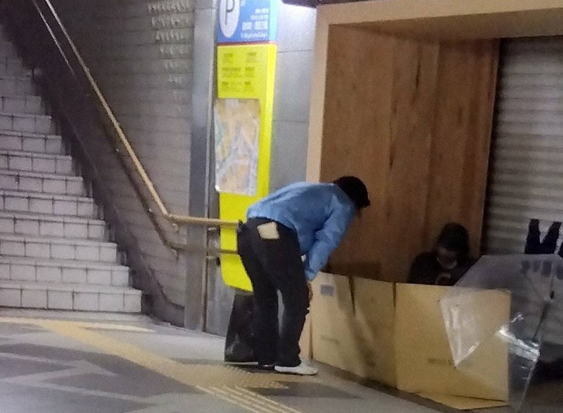 地下街などを見回り、路上生活者に体調などを尋ねるNPO法人「POPOLO」のスタッフ＝静岡県内で（POPOLO提供）
