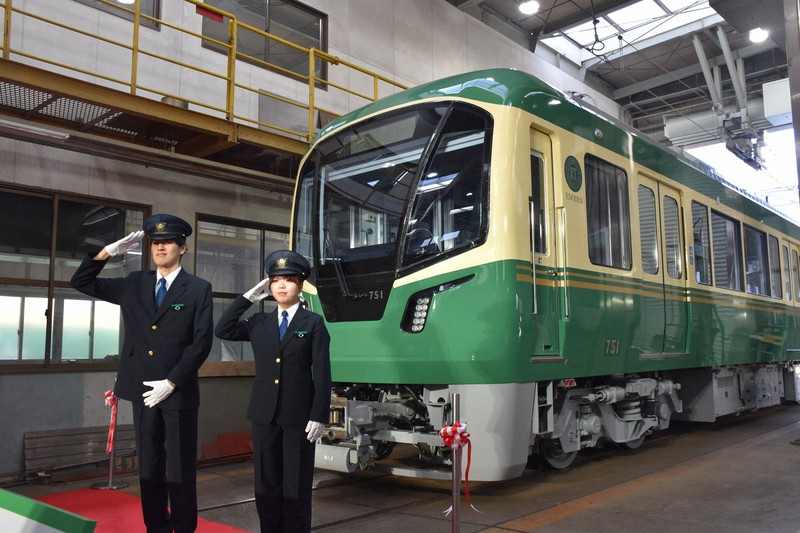 江ノ電、20年ぶり新型車両「700形」公開 制服は14年ぶり更新 | 毎日新聞