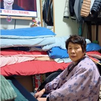 能登半島地震の被災者のために建てられた仮設住宅で、高市早苗首相の記者会見の報道を見る田中典子さん＝石川県輪島市で2026年1月19日、中尾卓英撮影