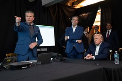 トランプ米大統領が、ヘグセス国防長官（左）、ラトクリフ中央情報局（CIA）長官（中央）とともにベネズエラでの軍事作戦を監視している様子として米ホワイトハウスが公開した写真＝AP
