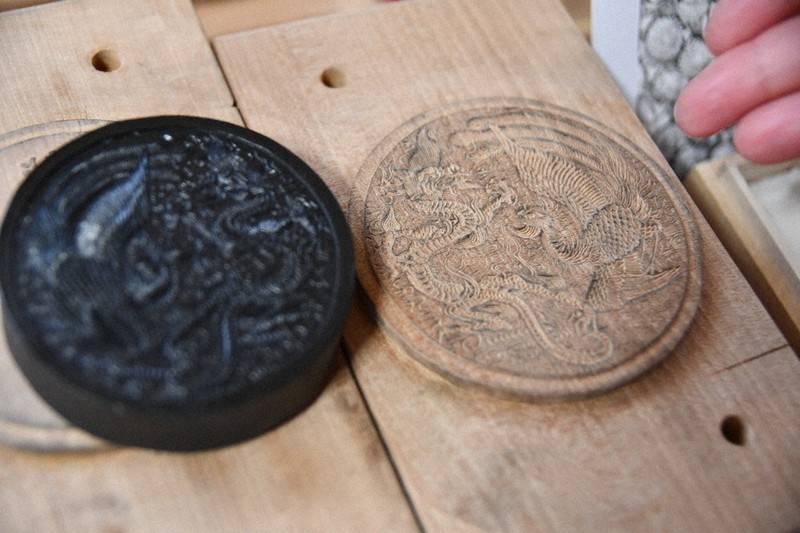 墨型彫刻の技、古都で継ぐ 横浜から移住の女性、唯一の職人に | 毎日新聞