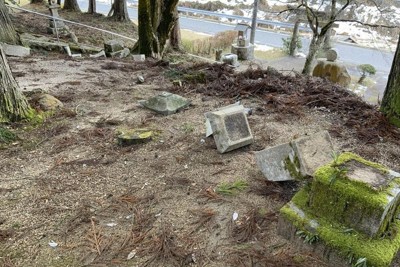 「布部断層」東部に位置する神社の倒壊した灯籠＝島根県安来市で＝広島大の熊原康博教授提供（共同）