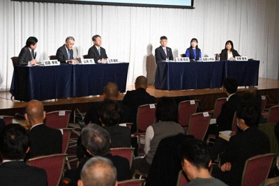 パネルディスカッションで南海トラフ巨大地震などへの備えについて話し合うパネリストたち＝徳島市内で、中山和弘撮影