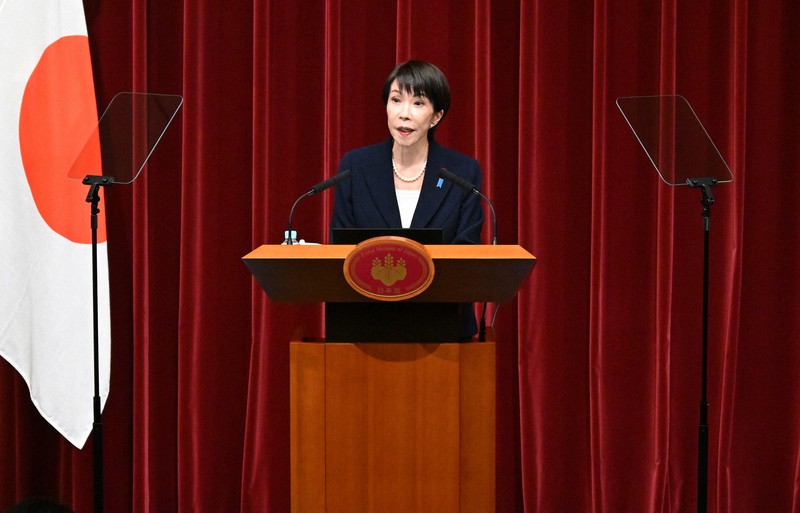 カーテンの色が選挙を占う? 高市首相が選んだのは14年ぶりの赤 | 毎日新聞