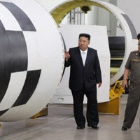 大陸間弾道ミサイル（ICBM）の発動機などを視察する北朝鮮の金正恩朝鮮労働党総書記＝2025年9月1日、朝鮮中央通信のホームページより