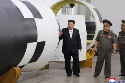 大陸間弾道ミサイル（ICBM）の発動機などを視察する北朝鮮の金正恩朝鮮労働党総書記＝2025年9月1日、朝鮮中央通信のホームページより