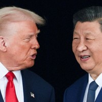 トランプ米大統領（左）と中国の習近平国家主席＝韓国・釜山で2025年10月30日、ロイター