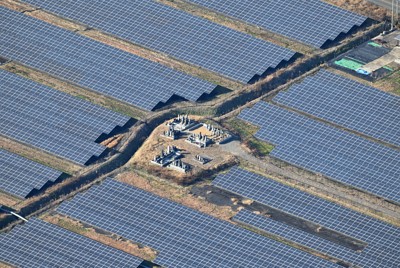 墓地の周囲に並ぶ太陽光パネル（本文とは関係ありません）＝2025年12月11日、本社ヘリから西夏生撮影