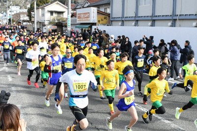 備中松山城（左奥の山頂）の城下町を走る「市民健康づくり愛らぶ高梁ふれあいマラソン」＝2025年2月（岡山県高梁市提供）