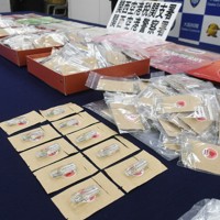 押収されたエトミデート入りのカートリッジ＝関西国際空港で2026年1月20日午後3時4分、中村宰和撮影