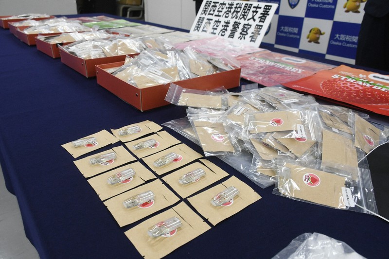 押収されたエトミデート入りのカートリッジ＝関西国際空港で2026年1月20日午後3時4分、中村宰和撮影