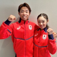 インタビューに応じた「ゆなすみ」こと長岡柚奈選手（右）森口澄士選手組＝京都府宇治市で2026年1月16日、倉沢仁志撮影