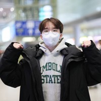 北京首都国際空港に到着し、ポーズをとる友野一希＝中国・北京で2026年1月20日、吉田航太撮影