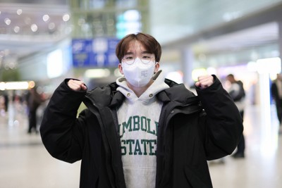 北京首都国際空港に到着し、ポーズをとる友野一希＝中国・北京で2026年1月20日、吉田航太撮影