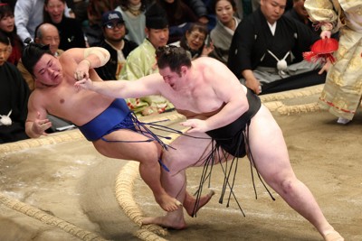 獅司靠「媽媽」的建議攻略阿炎，達成大相撲名古屋場所幕內勝越
