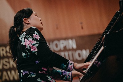 第19回ショパン国際ピアノコンクールのファイナルで演奏する桑原志織さん　©Wojciech Grzedzinsk