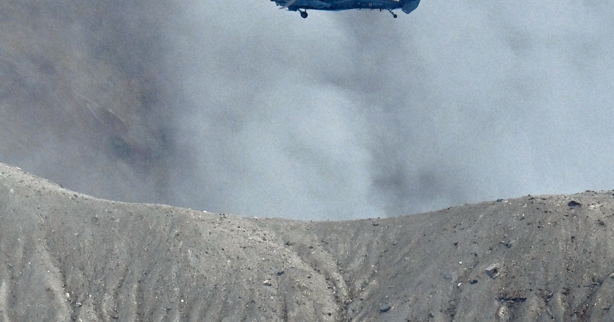阿蘇山火口で大破のヘリ、引き上げへ　遠隔操作の無人重機で