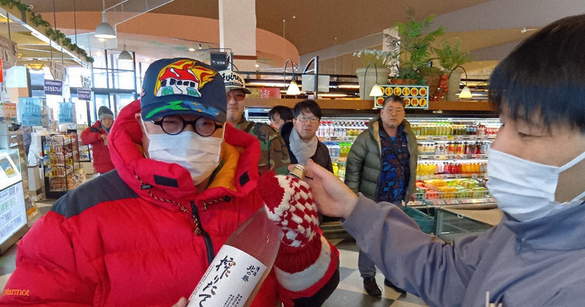 寒～い中、長～い列 根室の地酒「北の勝」即日完売 ／北海道 | 毎日新聞