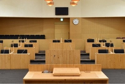 自習スペースとして開放された議場＝岡山県真庭市提供