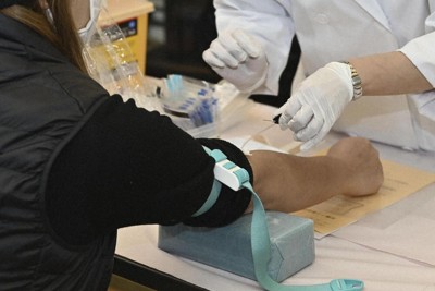 有機フッ素化合物を巡り、岡山県吉備中央町で行われた公費での血液検査＝2024年11月、共同