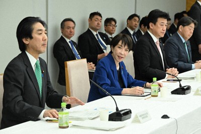 経済財政諮問会議で発言する高市早苗首相（中央）＝首相官邸で2025年12月25日、平田明浩撮影