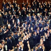 2024年に衆院が解散された際、万歳する議員ら。解散時に毎回見られる光景だが、なぜ万歳するかの確たる理由は不明とされている＝国会内で2024年10月9日午後4時4分、幾島健太郎撮影