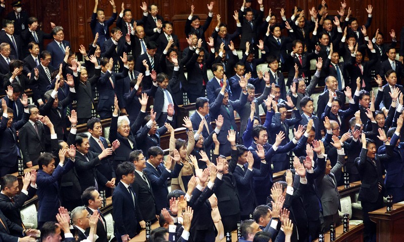 2024年に衆院が解散された際、万歳する議員ら。解散時に毎回見られる光景だが、なぜ万歳するかの確たる理由は不明とされている＝国会内で2024年10月9日午後4時4分、幾島健太郎撮影