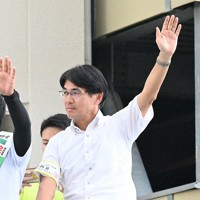 昨夏の参院選で候補者を応援する山下真・維新県総支部代表（知事）。衆院選では自民との選挙協力が焦点になる＝奈良市内で2025年7月13日午後3時49分、山口起儀撮影