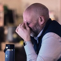 ニューヨーク証券取引所で勤務する男性＝米東部ニューヨーク州で2026年1月20日、AP