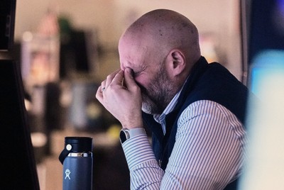 ニューヨーク証券取引所で勤務する男性＝米東部ニューヨーク州で2026年1月20日、AP